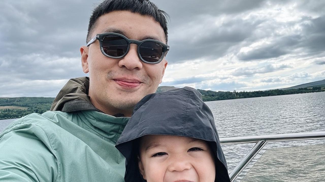 Sering disebut sebagai versi sachet dari ayahnya, Issa juga sukses bikin gemas dengan ekspresi tengilnya saat meledek ke arah kamera. Cute banget!<br><br>