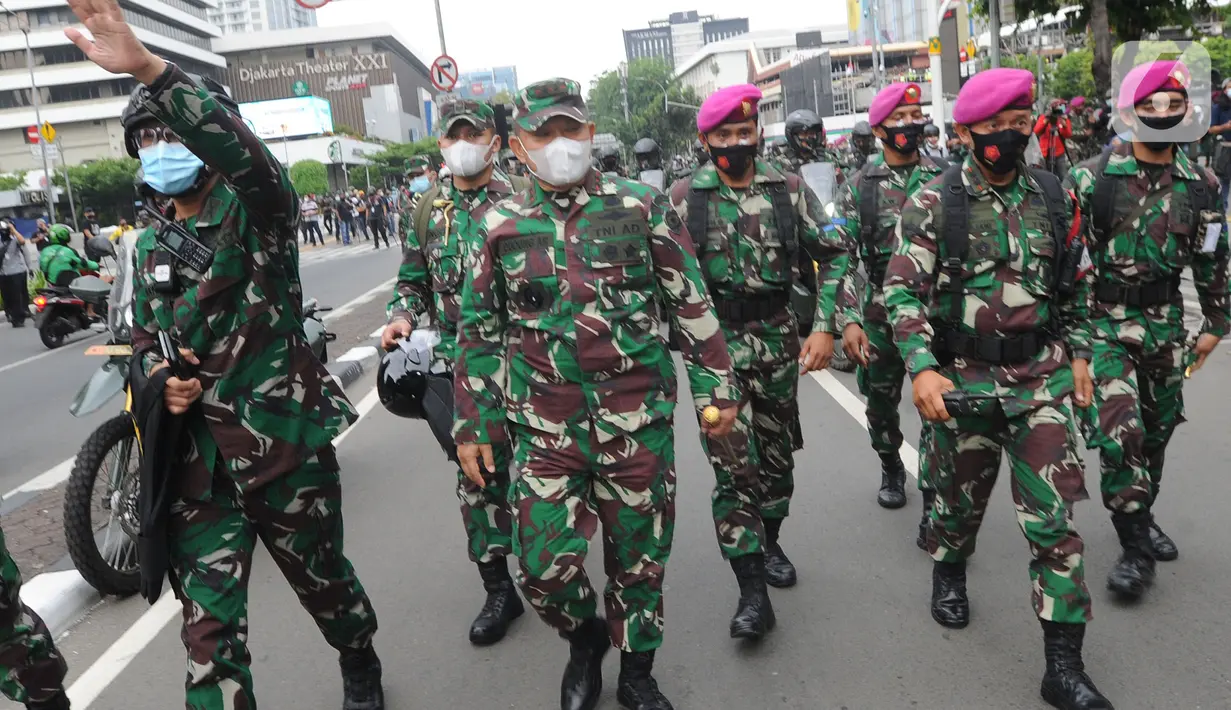 Mayjen TNI Dudung Abdurachman bersama Marinir AL saat menghalau massa usai terjadi pelemparan batu di Jalan MH, Thamrin, Jakarta, Selasa (13/10/2020). Massa pengunjuk rasa yang menolak Omnibus Law UU Cipta Kerja akhirnya dibubarkan aparat.(merdeka.com/Arie Basuki)