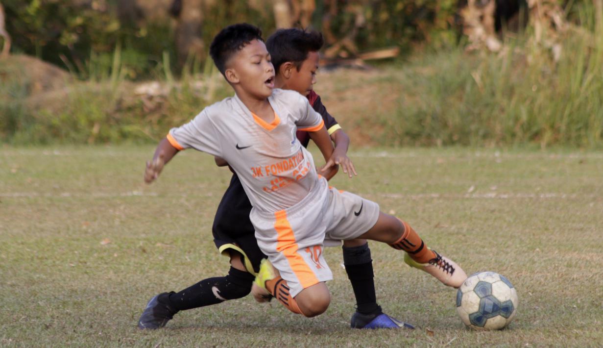 Pemain B24HABS, berebut bola dengan pemain Java Soccer Academy pada laga Indonesia Junior League 2019 di Lapangan Sawangan, Minggu (20/10). Dari liga kelas junior ini diharapkan bisa melahirkan pesepakbola muda berbakat dan berkualitas. (Bola.com/M Iqbal Ichsan)