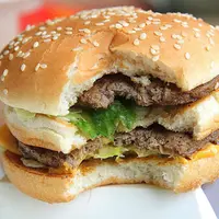 Sebuah rekaman cacing menggeliat di burger yang sedang dimakan. So worst!