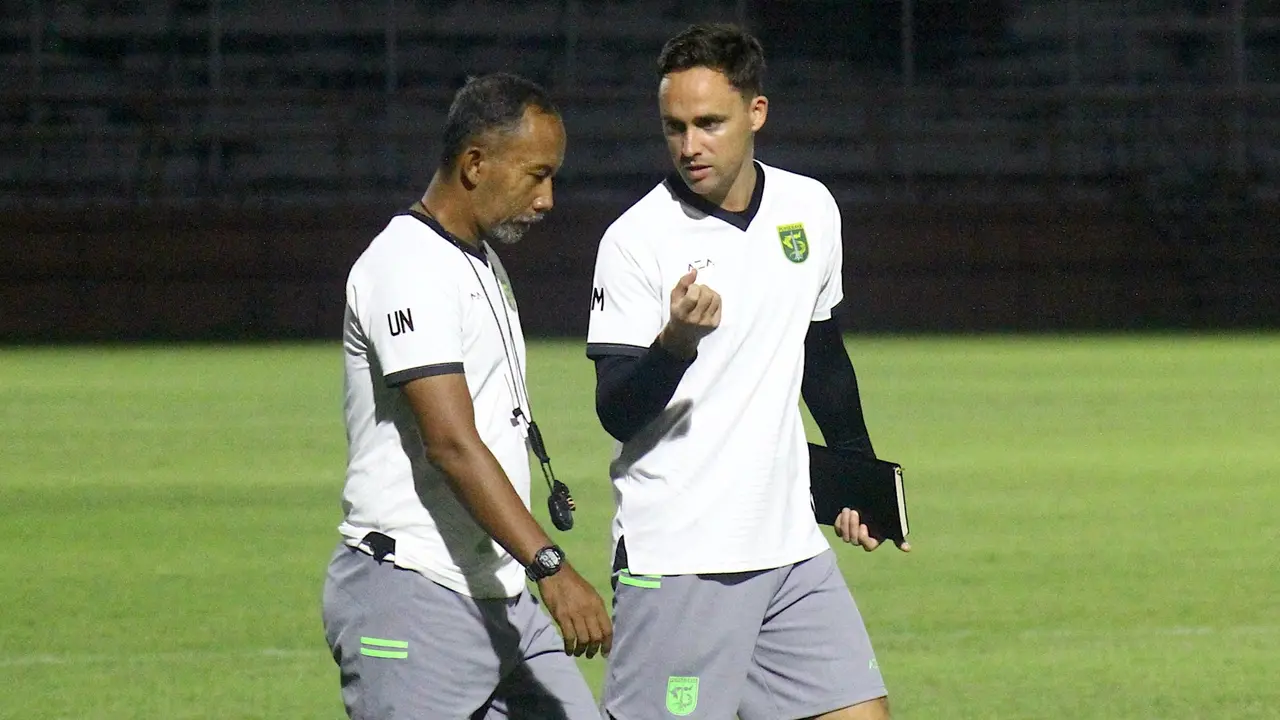 Pelatih kepala Persebaya Surabaya, Paul Munster (kanan)