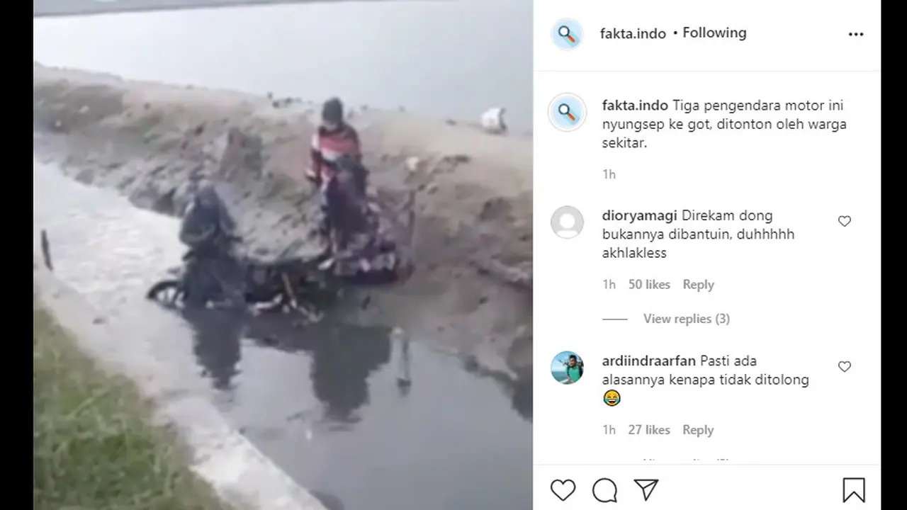 Seperti dilansir akun Instagram @fakta.indo, Rabu (11/11/2020), terlihat tiga orang wanita tercebur ke dalam selokan bersama sebuah motor.