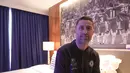 Pria asa Inggris yang kini berusia 39 tahun itu hadir di Ascott Sudirman, Jakarta, yang merupakan partner hotel resmi Chelsea. Tampak dalam foto, mantan bek tim Liga Premier Inggris, Chelsea, Gary Cahill, saat berada di kamarnya di Hotel Ascott, Sudirman, Jakarta, Sabtu (29/11/2025) sore WIB. (Bola.com/Abdul Aziz)