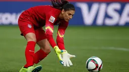 Kiper Wanita Amerika Serikat, Hope Solo berusaha menangkap bola saat bertanding melawan Kolombia di Piala Dunia Wanita 2015 di Stadion Commonwealth, Kanada, (22/6/2015). Amerika Serikat menang 2-0 atas Kolombia. (Reuters/Erich Schlegel)