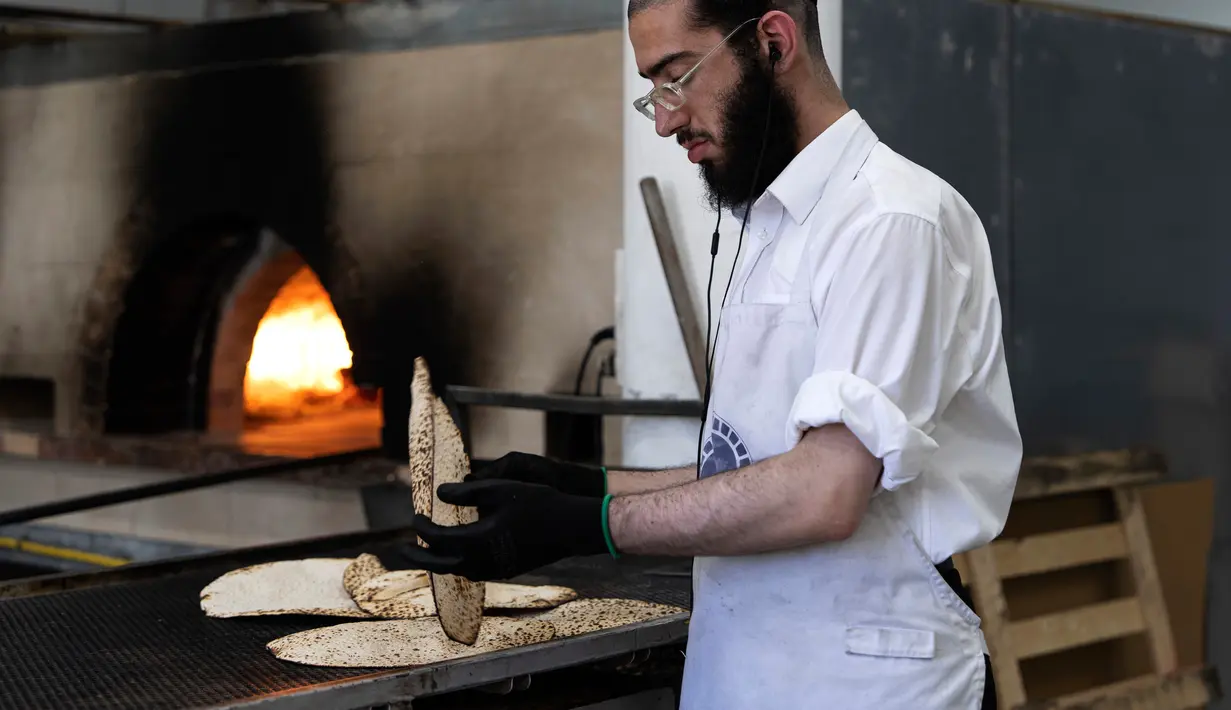 Kalau dahulu rasanya cenderung hambar seperti crakers atau biskuit tawar, sekarang matzo tersedia dalam rasa bawang atau campuran biji poppy. Orang banyak menikmati roti ini dengan sup karena mengenyangkan dan gurih. (AP Photo/Tsafrir Abayov)