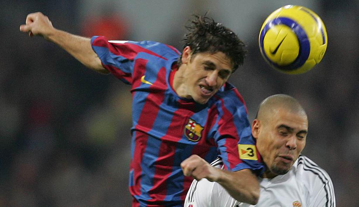 Edmilson bergabung dengan Lyon dari Sao Paulo sebelum memperkuat Barcelona tahun 2004. Peran Edmilson sangat penting di lini tengah Barcelona saat meraih gelar Liga Champions dan La Liga. (AFP/Javier Soriano)