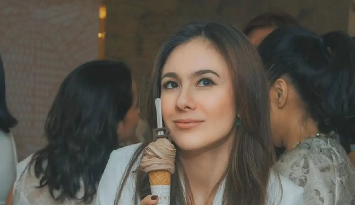 <p>Tak hanya penampilan cantik, momen Wulan Guritno makan es krim jadi sorotan publik. Ia begitu menggemaskan ketika berpose sambil membawa ice cream. [Foto: instagram.com/wulanguritno]</p>