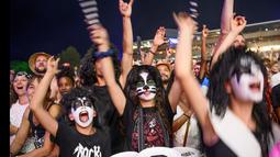 Penonton bersorak mendengarkan musik grup heavy metal AS Kiss tampil di atas panggung pada hari pertama Festival Paleo ke-45, di Nyon, Swiss (19/7/2022). The Paleo adalah festival musik terbuka terbesar di bagian barat Swiss. (Laurent Gillieron/Keystone via AP)