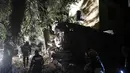 Kereta api itu, berisi 70 penumpang, sedang melaju dalam rute Athena-Thessaloniki, Yunani, Minggu (14/5). Kereta keluar rel dan menabrak sebuah rumah di desa Adendro, sekitar 40 kilometer dari barat Thessaloniki. (AP/Giannis Papanikos)