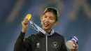 Atlet atletik Indonesia, Emilia Nova, usai memenangi lomba dan meraih emas nomor heptathlon (tujuh lomba) SEA Games 2025 di Stadion Supachalasai Bangkok, Thailand Selasa (16/12/2025) malam. Luapan kegembiraan terpancar pada raut wajah atlet atletik Indonesia Emilia Nova usai berhasil meraih medali emas nomor heptathlon (tujuh lomba) SEA Games 2025 Thailand. (Bola.com/Bagaskara Lazuardi)