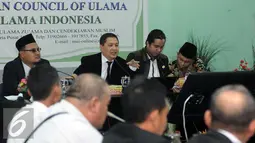 Koordinator Tim Advokasi Pandangan dan Sikap Keagamaan MUI, Ahmad Yani (kedua kiri) memberi keterangan usai menggelar pertemuan di Jakarta, Senin (14/11). Pertemuan untuk merumuskan pandangan dalam membantu fatwa MUI. (Liputan6.com/Helmi Fithriansyah)