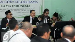Koordinator Tim Advokasi Pandangan dan Sikap Keagamaan MUI, Ahmad Yani (kedua kiri) memberi keterangan usai menggelar pertemuan di Jakarta, Senin (14/11). Pertemuan untuk merumuskan pandangan dalam membantu fatwa MUI. (Liputan6.com/Helmi Fithriansyah)