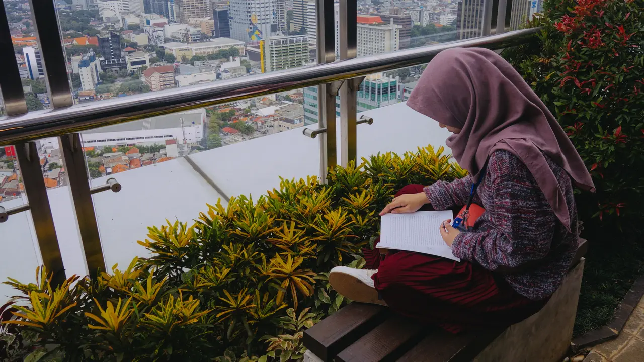 Ilustrasi muslimah, belajar, hadis
