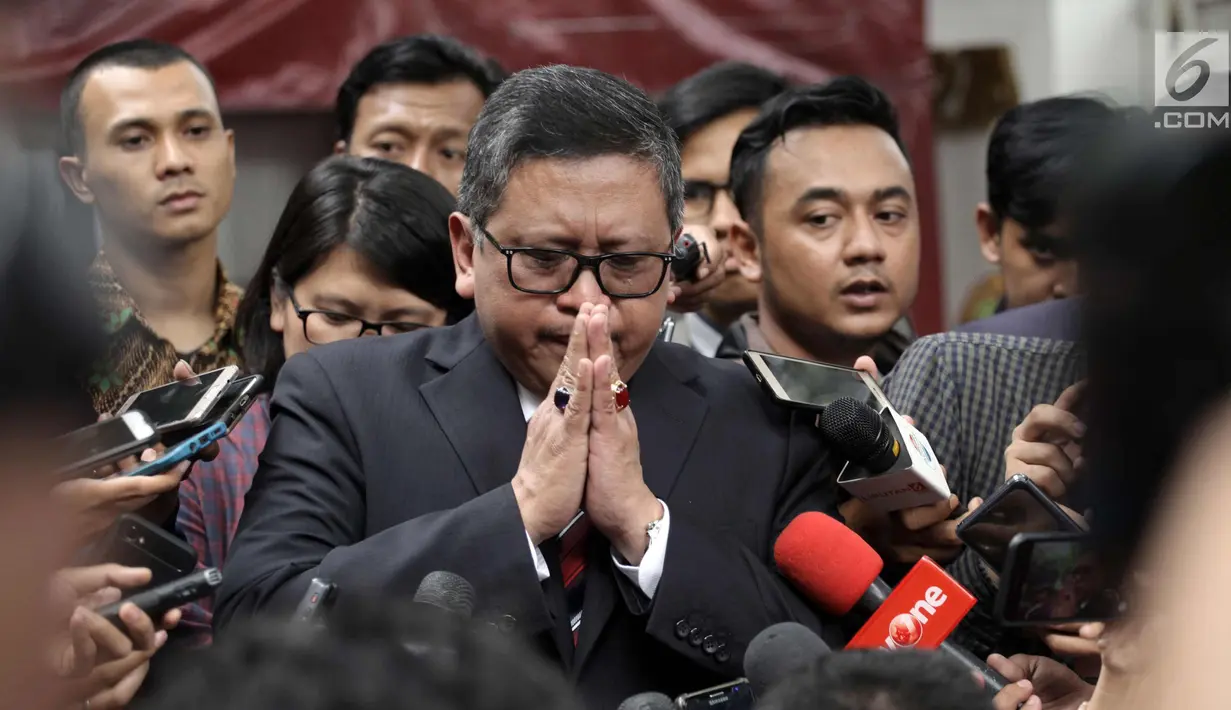 Sekjen PDIP Hasto Kristiyanto saat memberi keterangan pers di Teuku Umar, Jakarta, Sabtu (6/1). PDIP akan tetap mendukung Azwar Anas secara moral dan mengutuk orang-orang yang telah melakukan politik kotor. (Liputan6.com/Arya Manggala)
