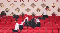 Komunitas Juang dan IM Ambara langsung bergerak melakukan pembersihan area dalam stadion Gelora Bung Karno (GBK) begitu acara puncak Bulan Bung Karno (BBK) 2023 selesai dilaksanakan sekitar pukul 17.00 WIB, pada Sabtu (24/6/2023). (Foto: Dokumentasi PDIP).