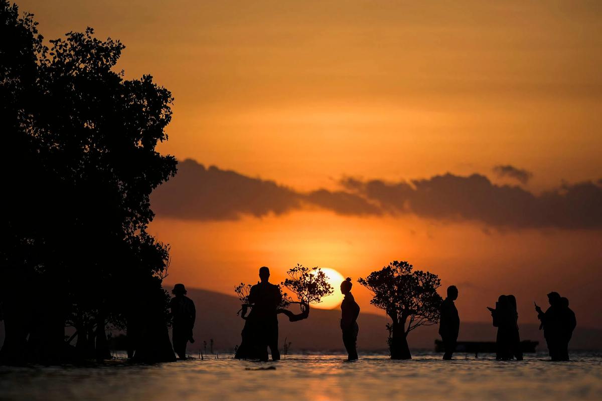 FOTO: Senja Pantai Walakiri Memikat Wisatawan di Sumba Timur