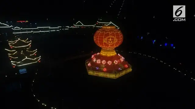 Sebuah festival lampion digelar di Yunan, China. Acara ini digelar untuk memperingati hari kemerdekaan dan liburan pertengahan musim gugur. Salah satu yang menjadi pusat perhatian adalah lentera setinggi 12 meter. 