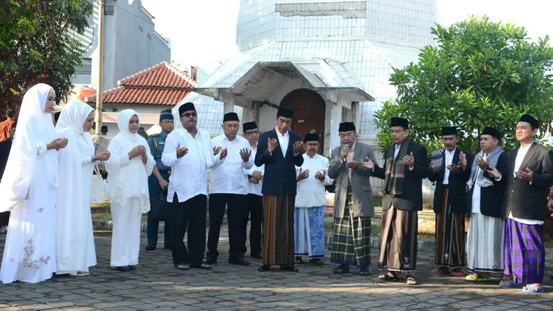 Presiden Joko Widodo usai pelaksanaan salat Idul Adha 1437 H di Masjid Agung Ats-Tsaurah, Serang.