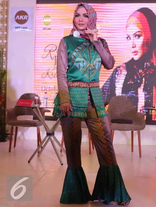Krisdayanti mengenakan hijab saat tampil menghadiri lini busana Lusense KD by Luthy di kawasan Kebon Jeruk, Jakarta, Rabu (5/10). KD mendapat pujian dari Raul Lemos saat tampil dengan hijab. (Liputan6.com/Herman Zakharia)