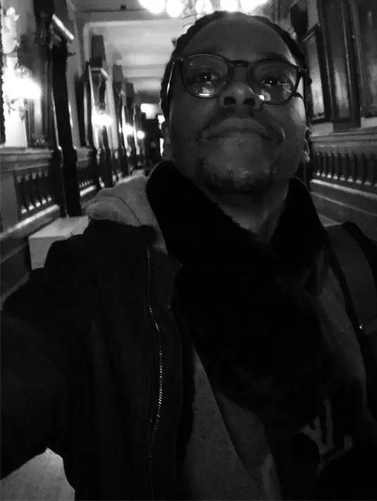 Pada usia 11 tahun, Lupe Fiasco terkejut karena dikelilingi cahaya biru saat bangun tidur. Ia pun melihat sesuatu yang terbang di jendela dan menemukan luka di kakinya. (instagram/lupefiasco)