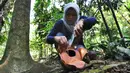 Peneliti Sofie Mursidawati mengecek jenis kelamin bunga Rafflesia Patma yang mekar di Kebun Raya Bogor, Jawa Barat, Minggu (15/9/2019). Bunga langka tersebut mekar untuk ke-14 kalinya sejak tahun 2010 silam. (merdeka.com/Arie Basuki)