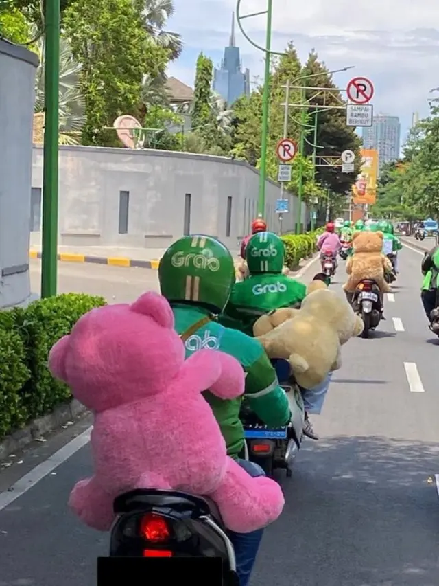 6 Potret Driver Ojek Online Dapat Orderan Boneka Ini Curi Perhatian