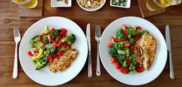 Mengenali konsep piring seimbang sebagai kunci utama untuk menjaga berat badan ideal dan meningkatkan energi harian tanpa rasa lapar. [Dok/Pexels.com/Zifeng Xia].