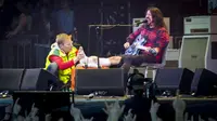 Dave Grohl tetap semangat melanjutkan konsernya di Swedia meski kakinya patah. (consequenceofsound.net)