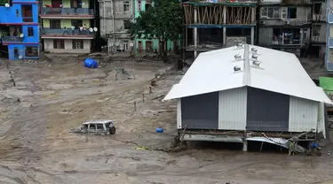 Sebuah kendaraan terendam sebagian di dalam air setelah banjir bandang yang dipicu oleh hujan lebat yang tiba-tiba menggenangi kota Rangpo di Sikkim, India, Kamis, 5 Oktober 2023. (AP Photo/Prakash Adhikari)