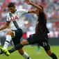 Frederico Fazio (kiri) berusaha merebut bola dari kaki Allesandro Matri pada Audi Cup 2015 di Allianz Arena, Munich, Jerman (6/8/2015). Tottenham sukses merebut juara tiga usai mengalahkan AC Milan dengan skor 2-0. (Reuters/Michaela Rehle)