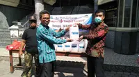 Pembagian hand sanitizer dipimpin langsung oleh Ketua Harian PP IKA ITS, Mujiaman Sukirno. (Foto: Dok PP IKA ITS)
