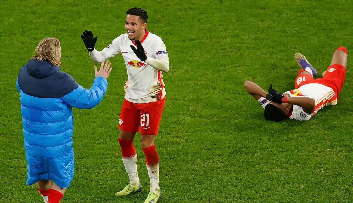 Striker RB Leipzig, Justin Kluivert (kanan), melakukan selebrasi berasama rekannya usai laga lanjutan Liga Champions 2020/21 Grup H melawan Manchester United di RB Arena, Leipzig, Selasa (8/12/2020). RB Leipzig menang 3-2. (AFP/Odd Andersen/Pool)