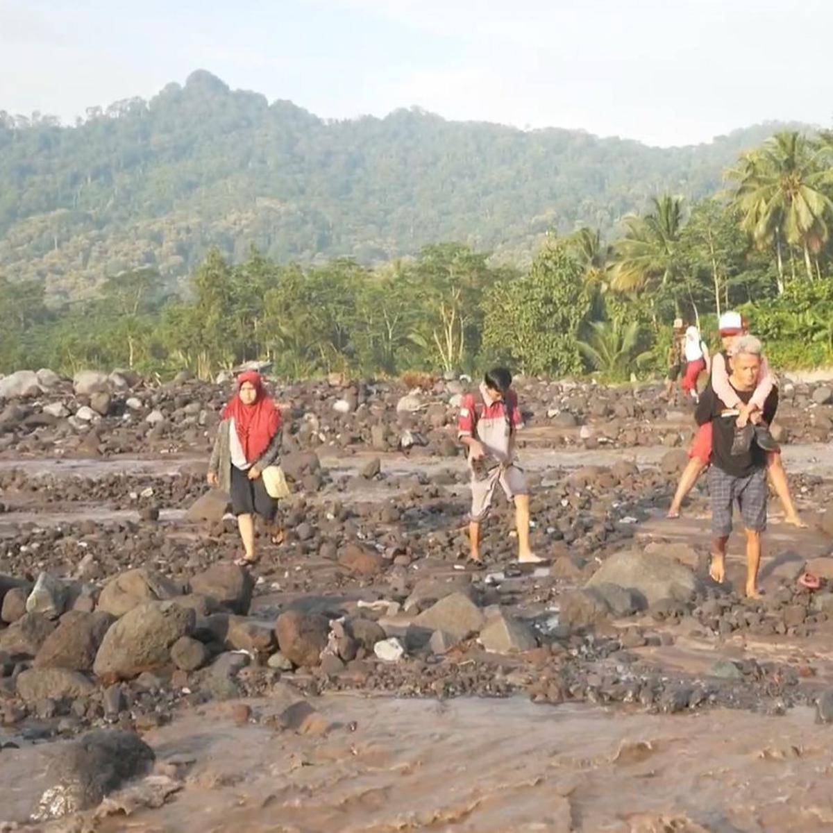 Banjir Lahar Semeru Putuskan Jalan Desa