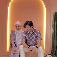 Cek di sini OOTD baju lebaran manis dari Dinda Hauw dan Rey Mbayang. (Foto: Instagram/ Dinda Hauw)