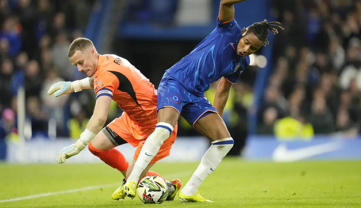 Pemain Chelsea, Christopher Nkunku, berusaha melewati kiper Barrow, Paul Farman, pada laga Carabao Cup 2024/2025 di Stamford Bridge, Rabu (25/9/2024) dini hari WIB. (AP Photo/Kirsty Wigglesworth)