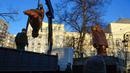 Pekerja kota membongkar monumen era Soviet untuk pilot Rusia Valery Chkalov di Kyiv, Ukraina, 8 Februari 2023. Ukraina mempercepat upaya untuk menghapus sisa-sisa pengaruh Soviet dan Rusia selama berabad-abad dari ruang publik dengan merobohkan monumen dan mengganti nama ratusan jalan untuk menghormati seniman, penyair, kepala militer, dan pemimpin kemerdekaan yang tumbuh di dalam negeri. (AP Photo/Efrem Lukatsky)