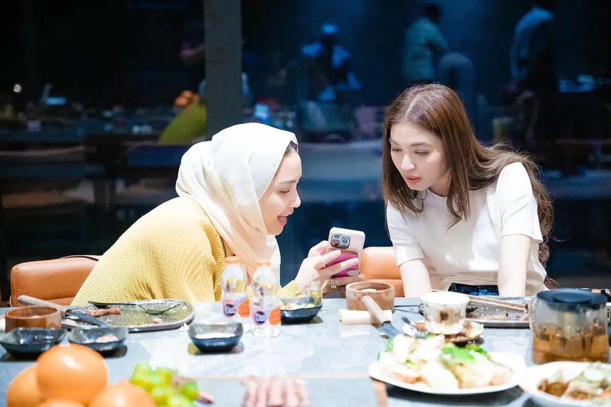 Gaya Akrab Nagita Slavina dan Selvi Ananda Nongkrong Bareng, Tampil Layaknya Bestie Meski Tanpa Outfit yang Sama