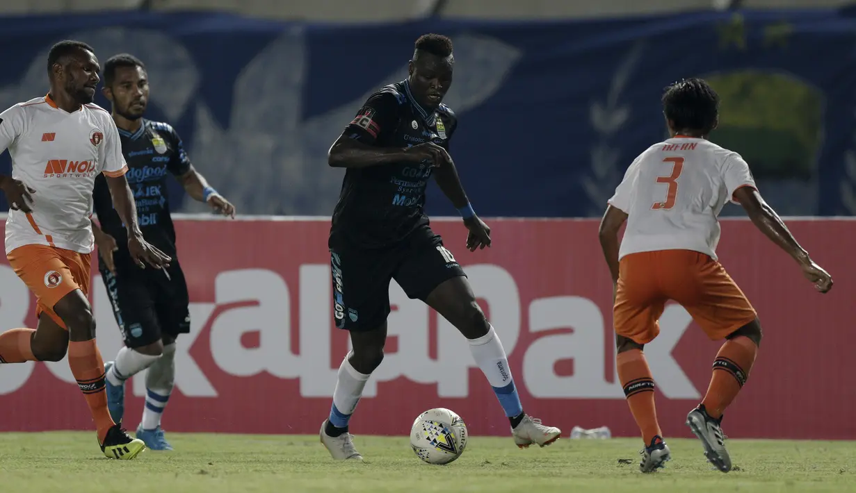 Striker Persib Bandung, Ezechiel Ndouasel, menggiring bola saat melawan Perseru Serui pada laga Piala Presiden 2019 di Stadion Si Jalakl Harupat, Soreang, Bandung, Selasa (12/3). Persib menang 4-0 atas Perseru.(Bola.com/Yoppy Renato)