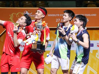 Usai mendapatkan gelar juara Leo Rolly Carnando/Bagas Maulana selfie bersama juniornya Raymond Indra/Nikolaus Joaquin di Stadion Nimibutr, Bangkok, Thailand, Minggu (1/2/2026) siang WIB. (Dok. PBSI)