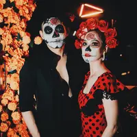 Bunga Citra Lestari (BCL) dan sang suami, Tiko Aryawardhana, memukau dengan penampilan mereka yang elegan dan autentik saat merayakan Halloween dengan tema Dia de los Muertos, sebuah tradisi budaya dari Meksiko.  [@itsmebcl].