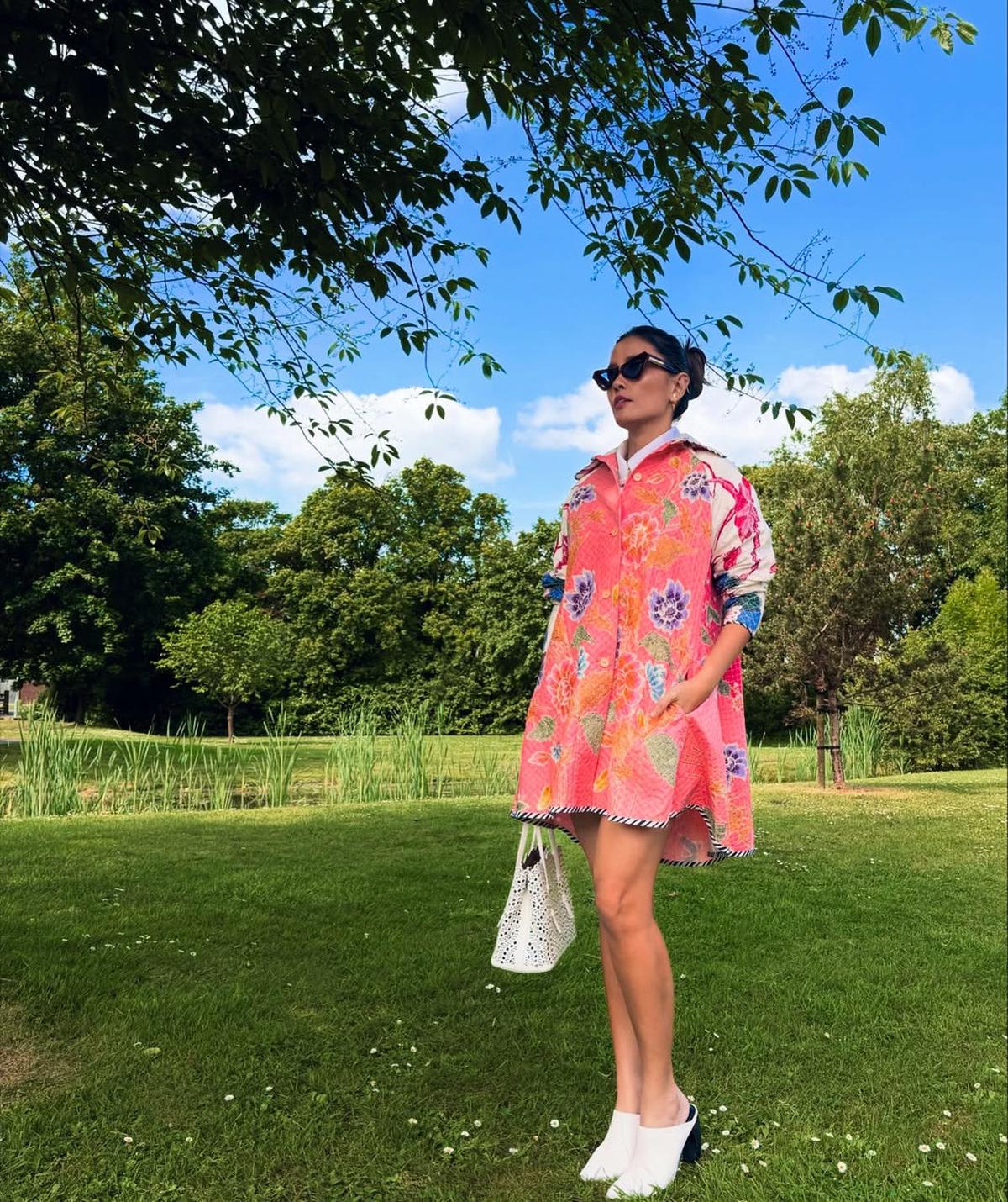 Pesona Titi Radjo Padmaja saat Kenakan Batik dengan Berbagai Model, Super Elegan dan Kasual