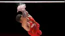 Pesenam putra Spanyol, Nestor Abad, sedang beraksi di nomor palang Kejuaraan Dunia Senam Artistik 2015 di Glasgow, Skotlandia, (26/10/2015). (Reuters/Phil Noble)