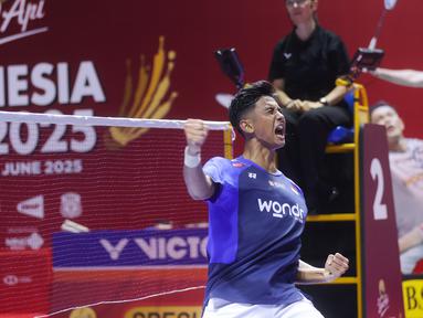 Tunggal putra Indonesia, Alwi Farhan, melakukan selebrasi setelah menaklukkan wakil India, H.S. Prannoy pada pertandingan 32 besar Indonesia Open 2025 di Istora Senayan Jakarta, Selasa (3/6/2025). (Bola.com/M Iqbal Ichsan)