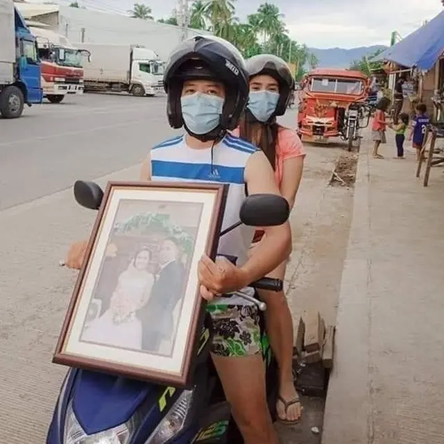 pengendara di Filipin pasang foto pernikahan di motor