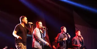 Konser 90’s Festival yang menampilkan boyband Coboy yang digawangi oleh Gilbert Patiruhu, Ferry, Ponco Buwono dan Ali Mustafa seakan mengobati kerinduan para pecinta musik 90-an. (Nurwahyunan/Bintang.com)