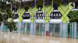 Hujan deras yang mengguyur kawasan Jabodetabek sejak Senin (3/3) hingga Selasa (4/3/2025) membuat sejumlah wilayah di Kota Bekasi terendam banjir, termasuk Stadion Patriot Candrabhaga. (Liputan6.com/Herman Zakharia)
