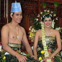 Donna Agnesia dan Darius Sinathrya saat acara pernikahan (Dok. Keluarga)