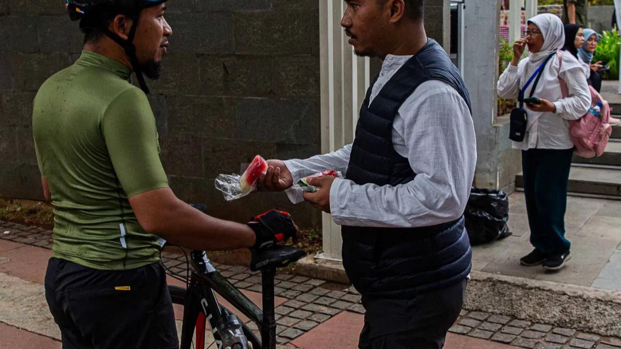 Semangka-semangka yang berjumlah 1.000 potong itu dibagian relawan saat aksi damai Aliansi Rakyat Indonesia Bela Palestina di kawasan Sarinah, Jakarta, Minggu (5/11/2023).