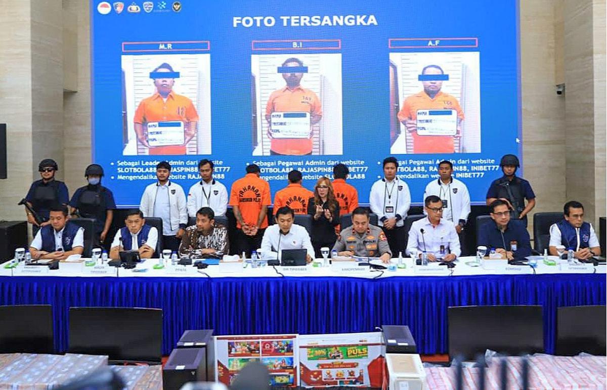 FOTO: Sindikat Judi Online Rp 63,7 Miliar Dibongkar, Tiga Orang Diciduk