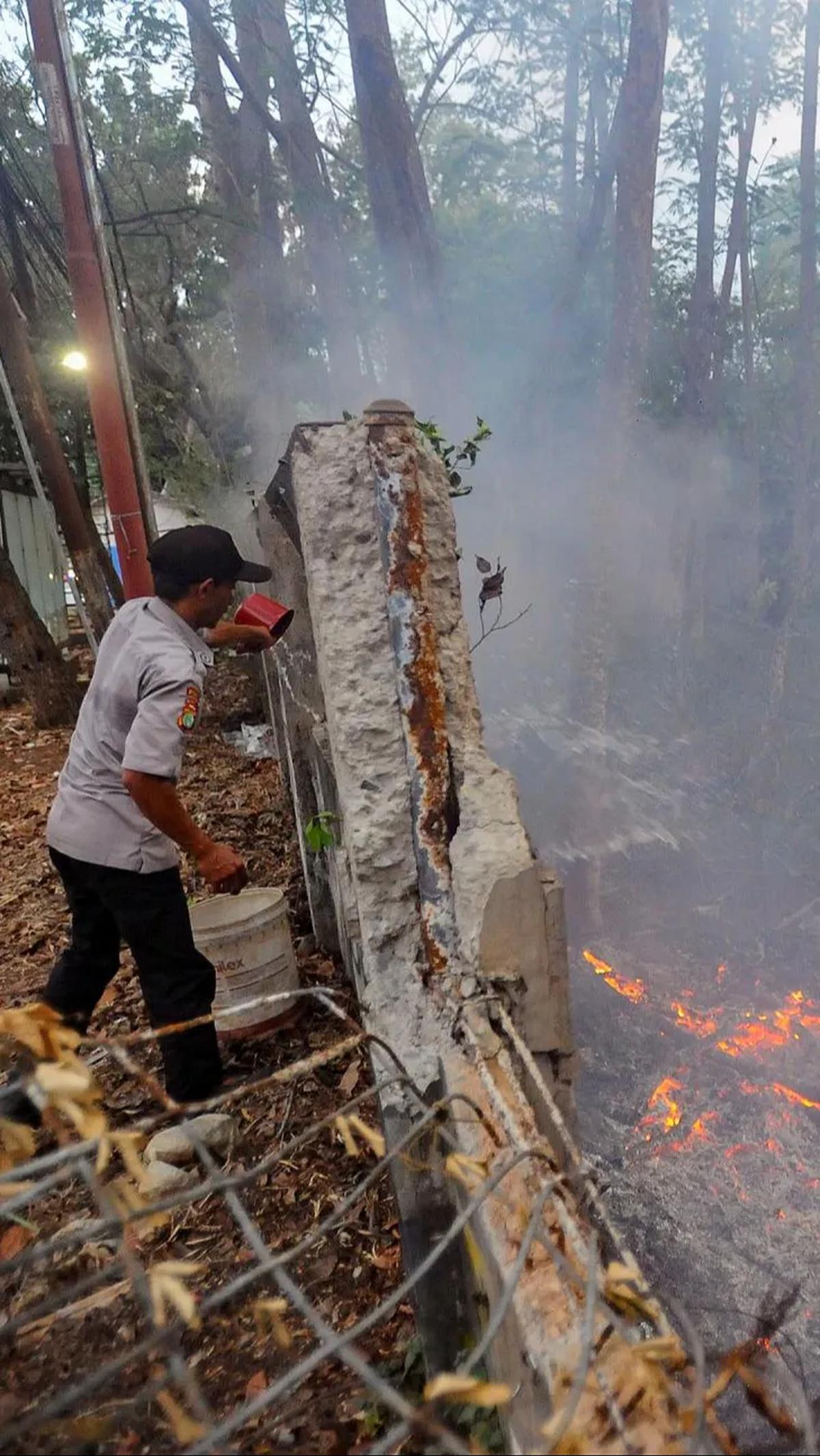 Hingga pada akhirnya petugas berhasil memadamkan api dalam waktu sekitar 30 menit.